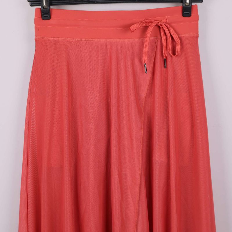 Närbild av kjolens midja och knytband