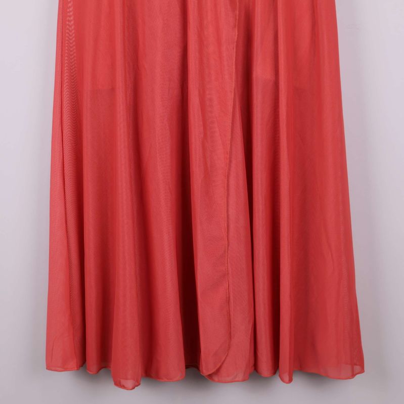 Nedre delen av kjolen med lätt böljande tyg