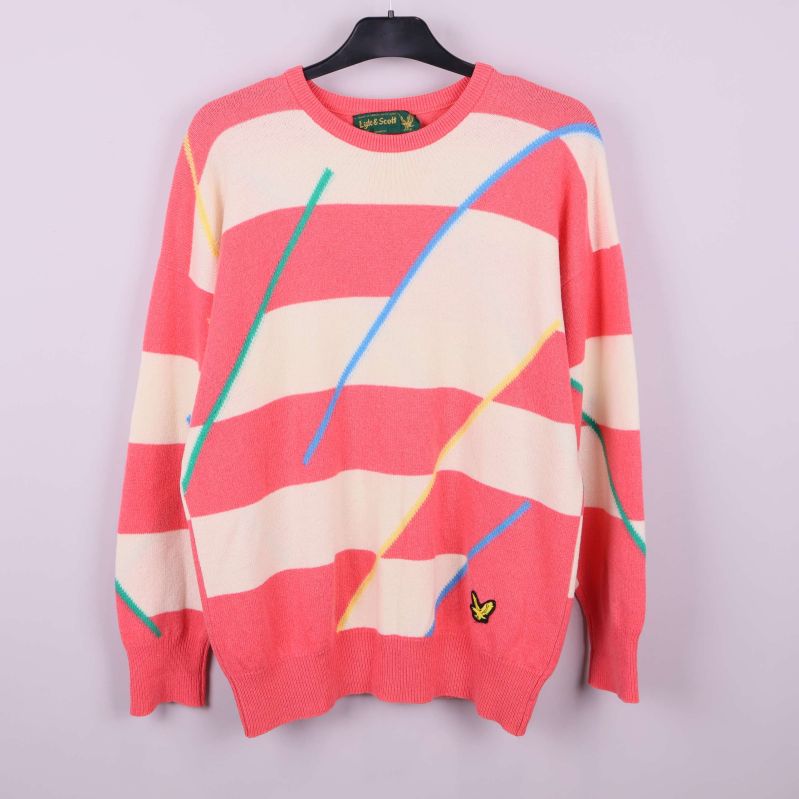 Randig tröja i aprikos och gräddvit med färglada streck på galge