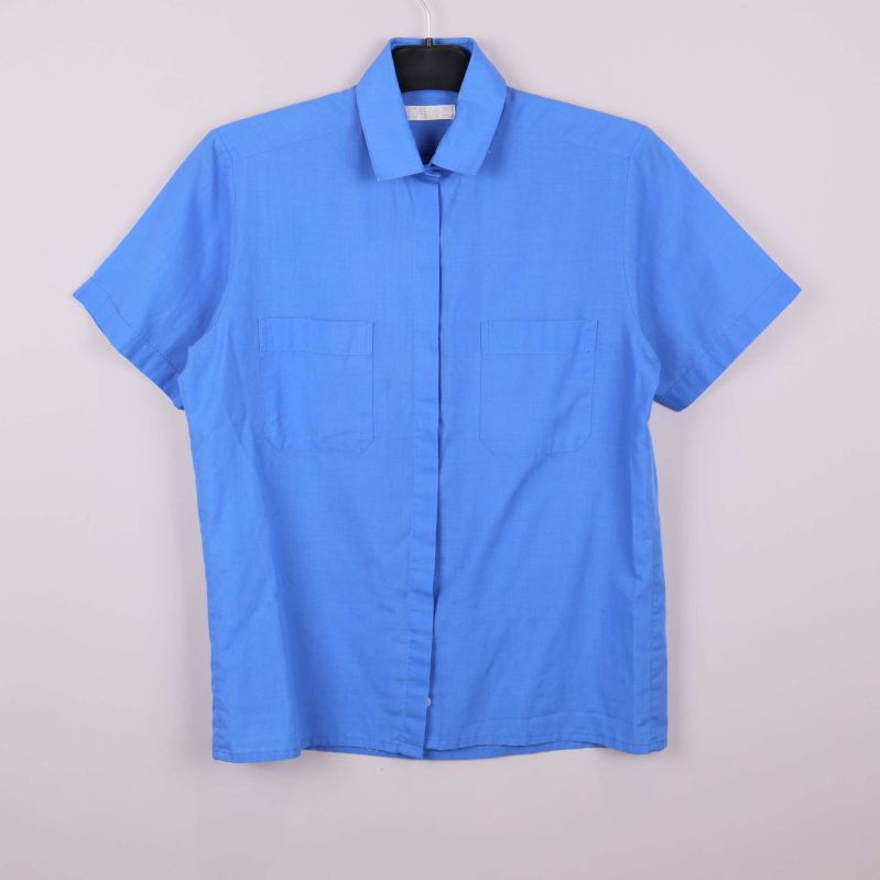 Kortärmad blå skjorta med två bröstfickor framifrån