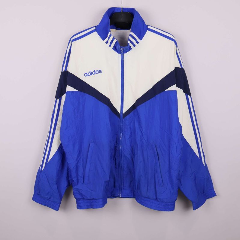 Blå och vit Adidas sportjacka med dragkedja hängande framifrån