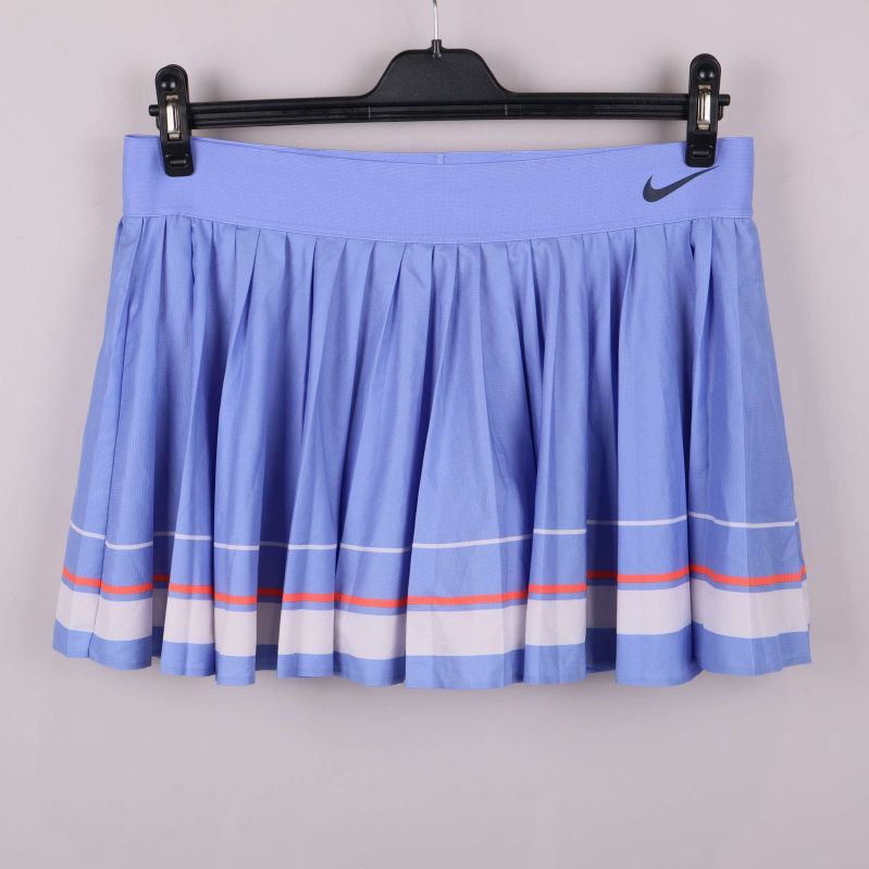 Ljusblå plisserad sportkjol med bred linning fram