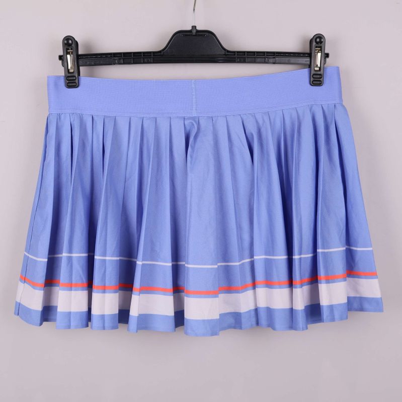 Ljusblå plisserad sportkjol bakifrån med ränder