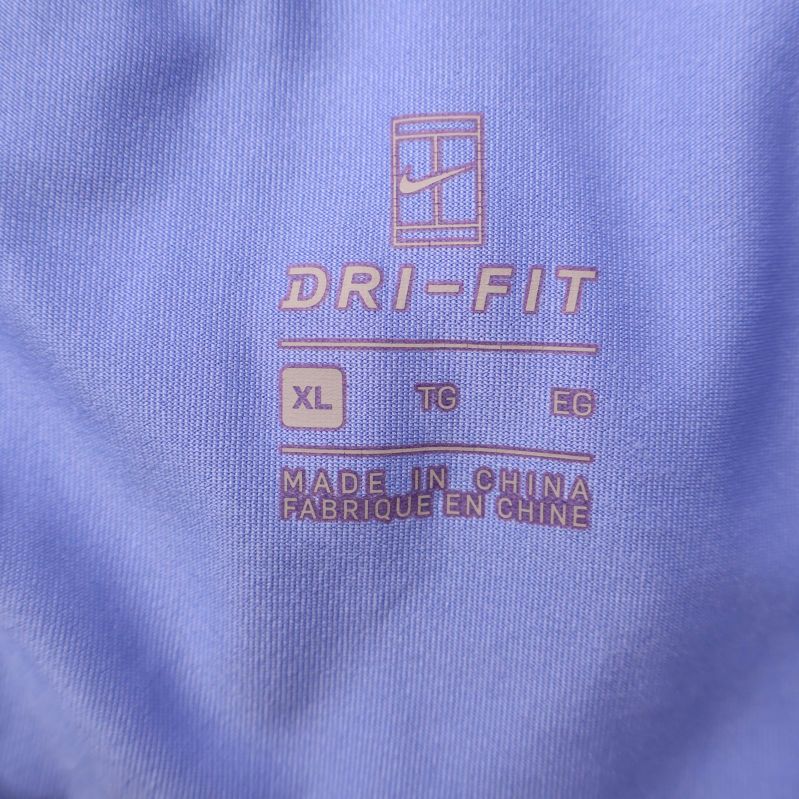 Närbild på Nike Dri-FIT märkning och storlek XL