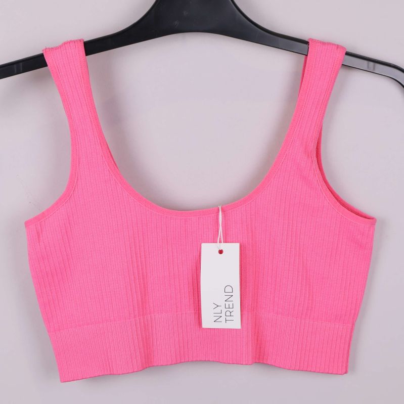 Framsida av rosa ribbad crop top med etikett