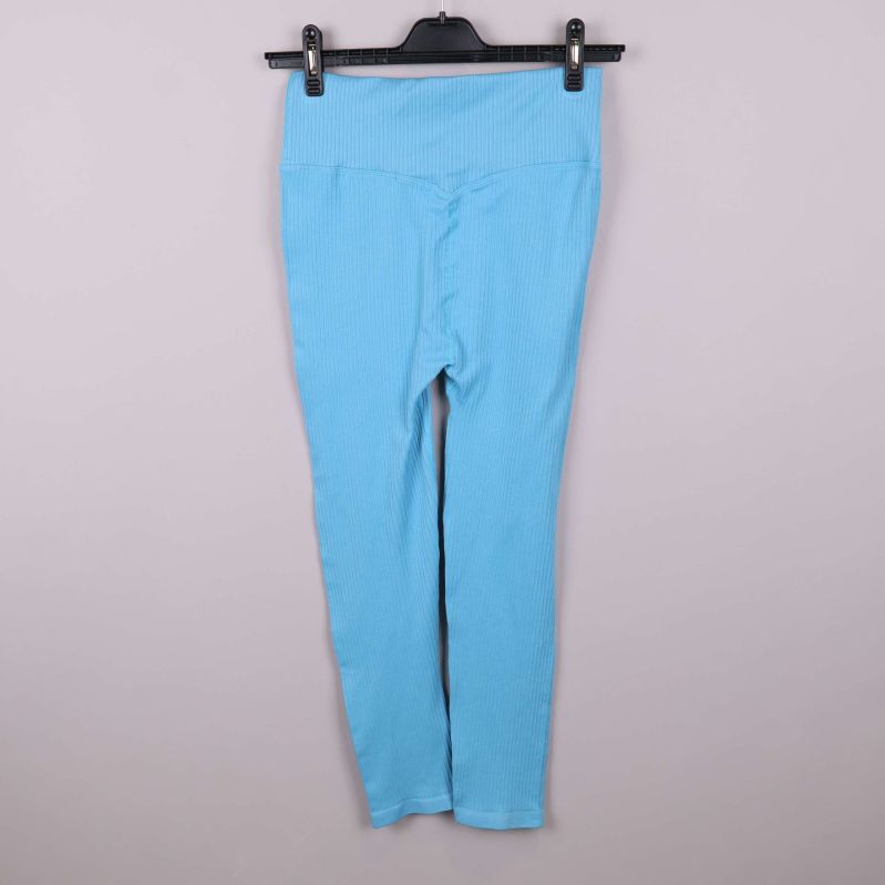 Baksidan av blå ribbade leggings på galge