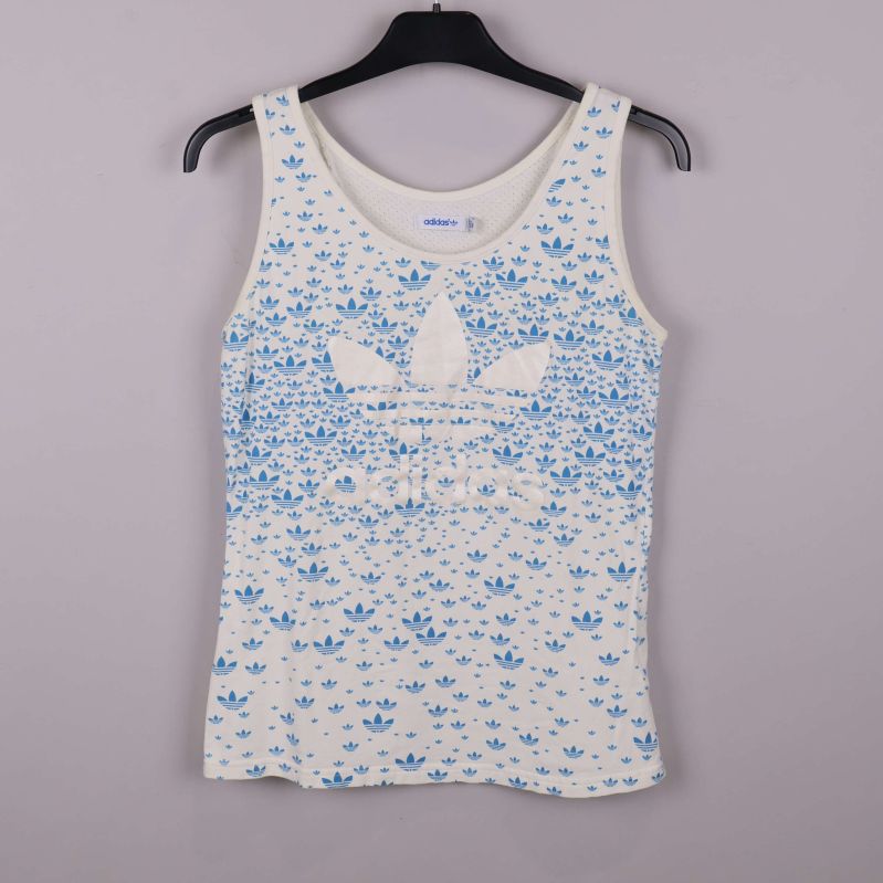 Linne med blå adidasmönster på vit botten, hängt på galge