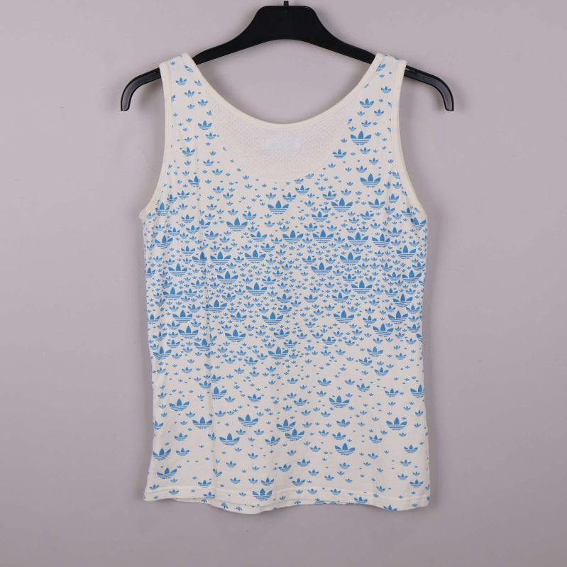 Baksida av linne med blått adidasmönster