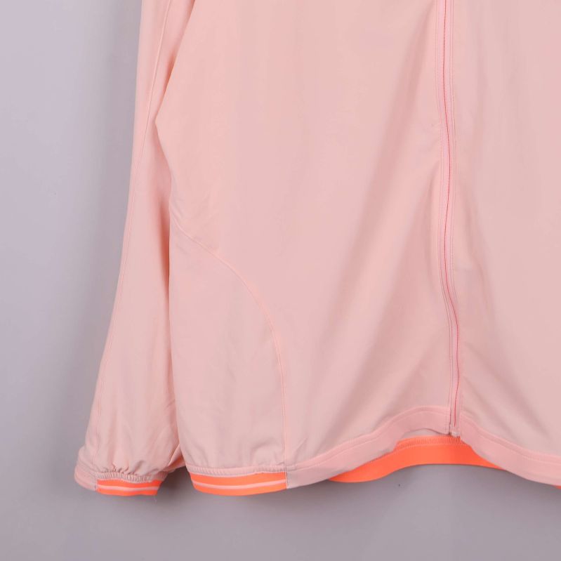 Justerbara ärmslut och fickdetalj på jackans nederkant