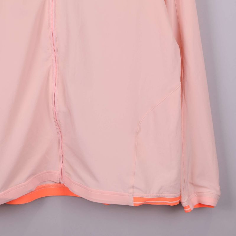 Närbild på jackans högra ficka och söm