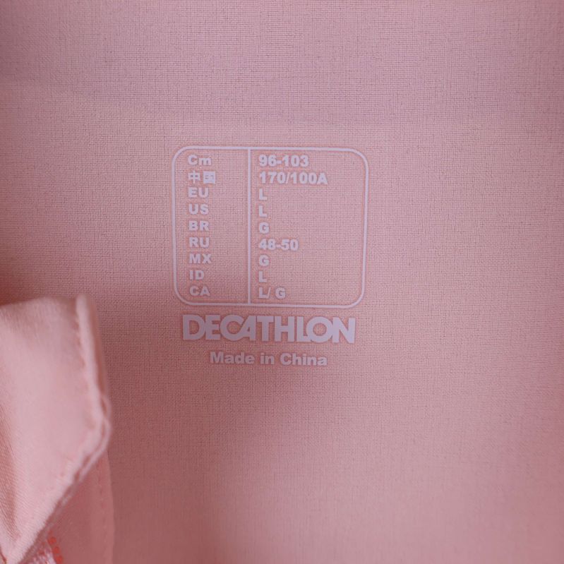 Storleksinformation i tryck med Decathlon logotyp på insidan