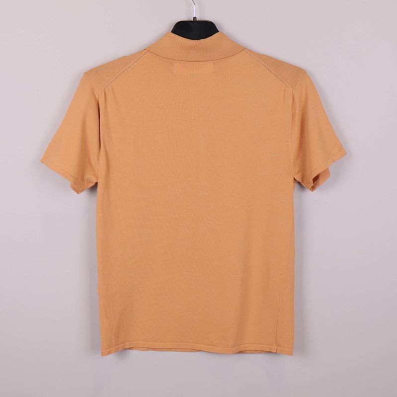 Baksidan av kortärmad beige stickad skjorttröja