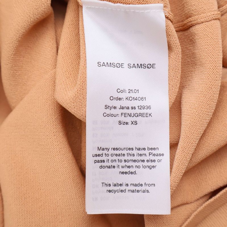 Etikett med information om färg, storlek och modell