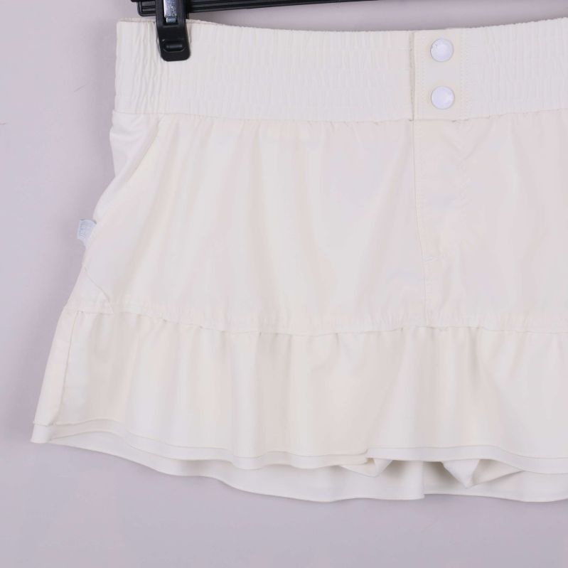 Närbild av volang och resårmidja på shorts