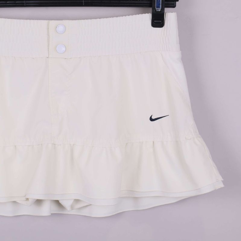 Höger sida med Nike-logga på träningsshorts