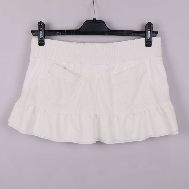 Baksidan av gräddvita tennisshorts med fickor