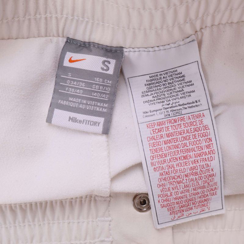 Felmärkt storlek S och skötselrådsetiketter i shorts