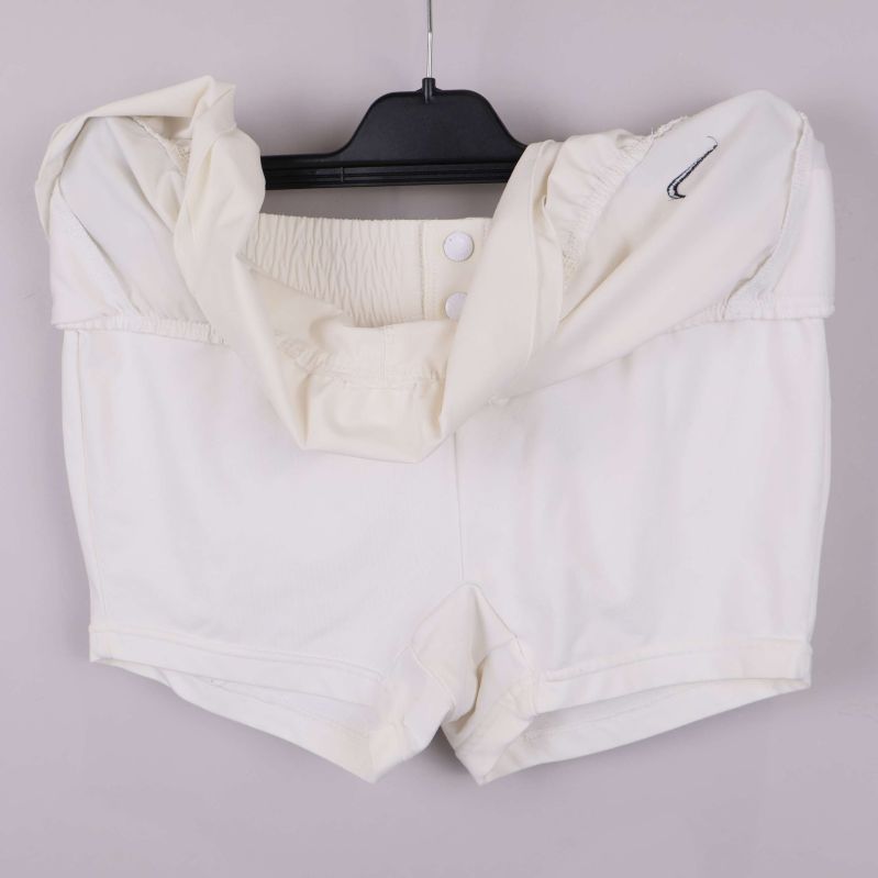 Insida av gräddvita tennisshorts med innershorts