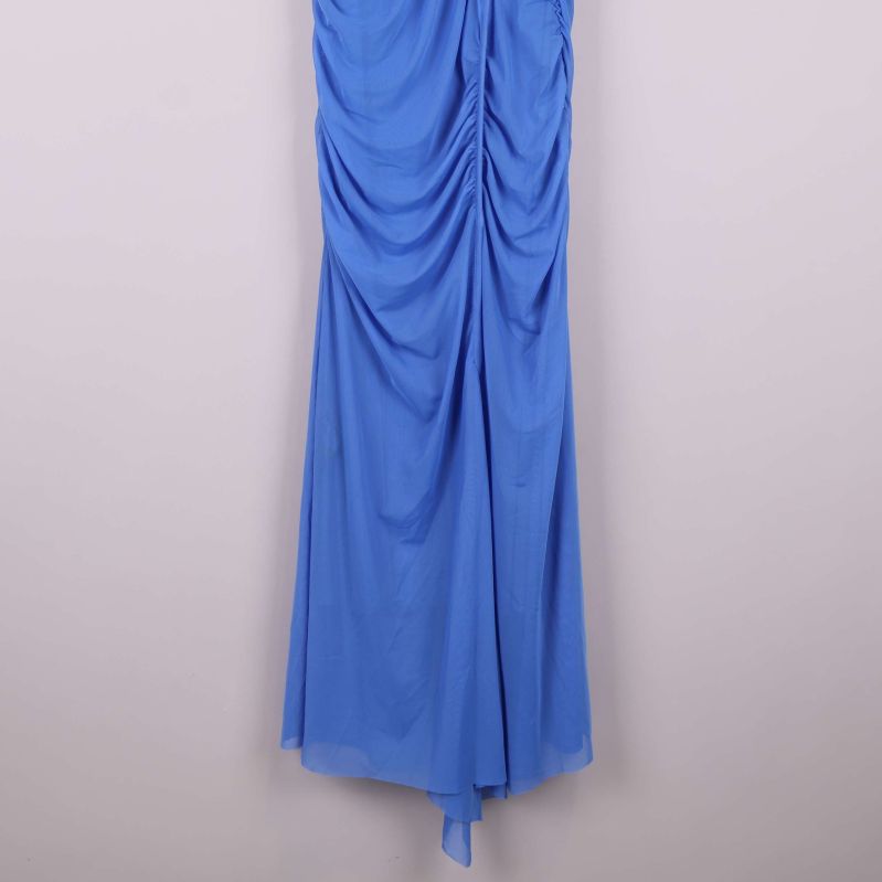 Nedre delen av blå klänning med böljande tyg