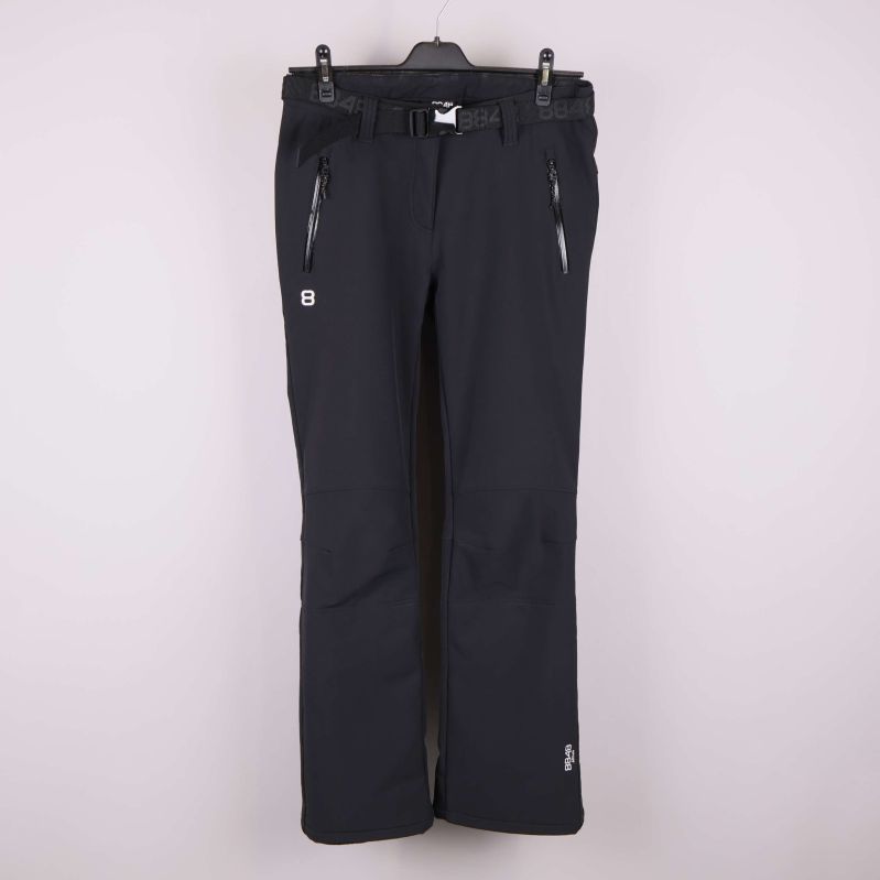 Svarta softshellbyxor med fickor och bälte fram