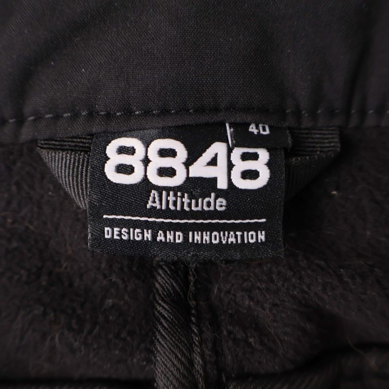 Närbild av varumärkesetikett 8848 Altitude och storlek 40