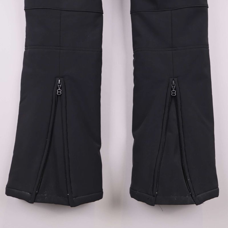 Närbild av dragkedjor bak på benslut