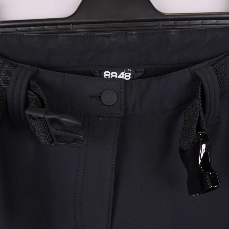 Byxmidja med spänne och bältdetalj