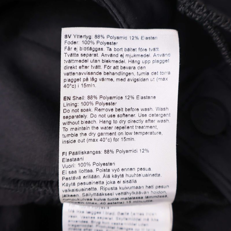 Material- och skötselrådsetikett i svart softshellbyxa