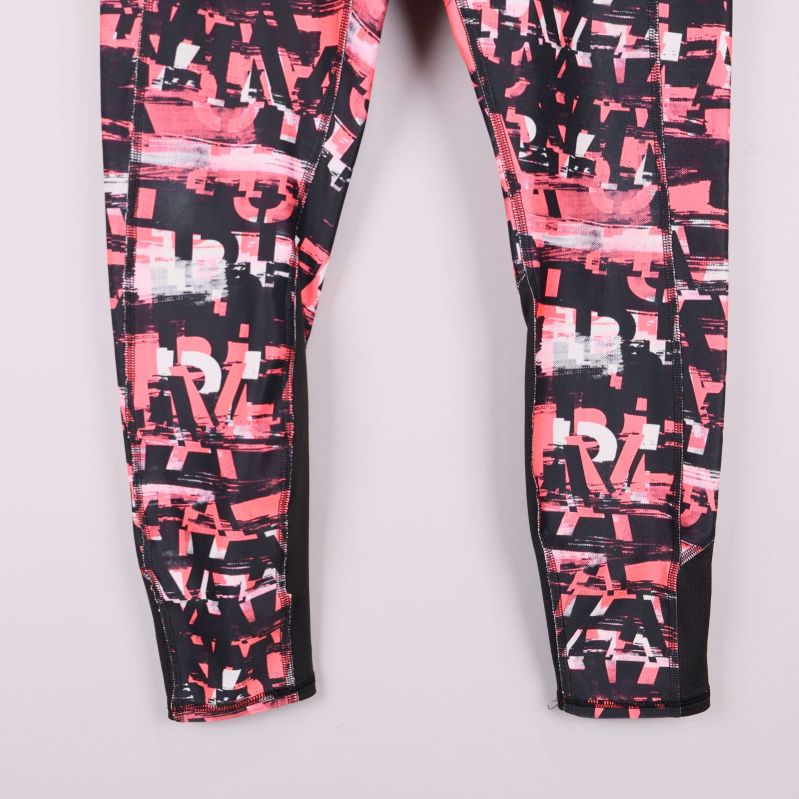 Benens nedre del med kontrastpanel och mönster