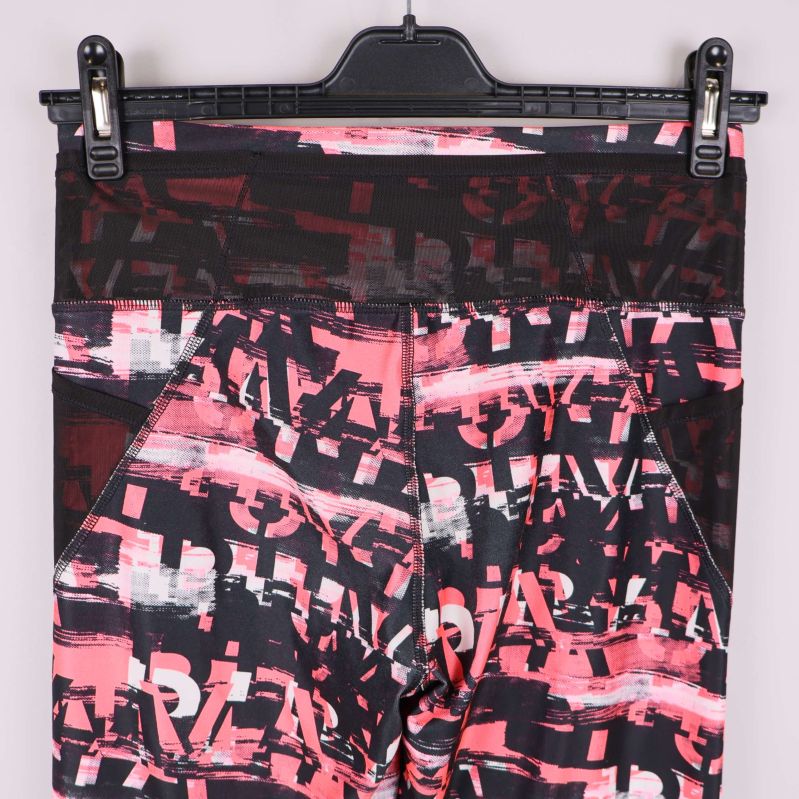 Baksidans midja och detaljer av det grafiska mönstret