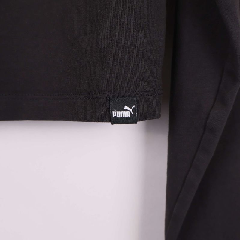 Liten PUMA-etikett vid nederkanten på crop top