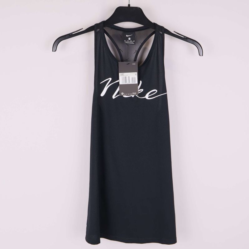 Svart Nike linne med logotyp framtill hängande på galge