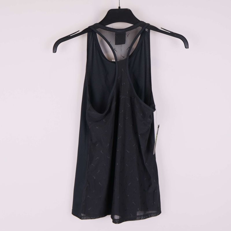 Baksida av svart Nike linne med racerback och diskreta mönster