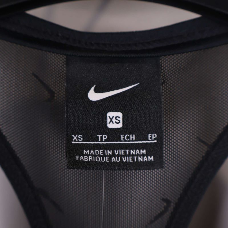 Närbild på storleksetikett Nike XS bak i nacken