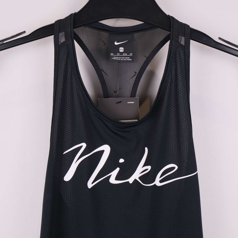 Framsida av Nike linne med vit skriven logotyp