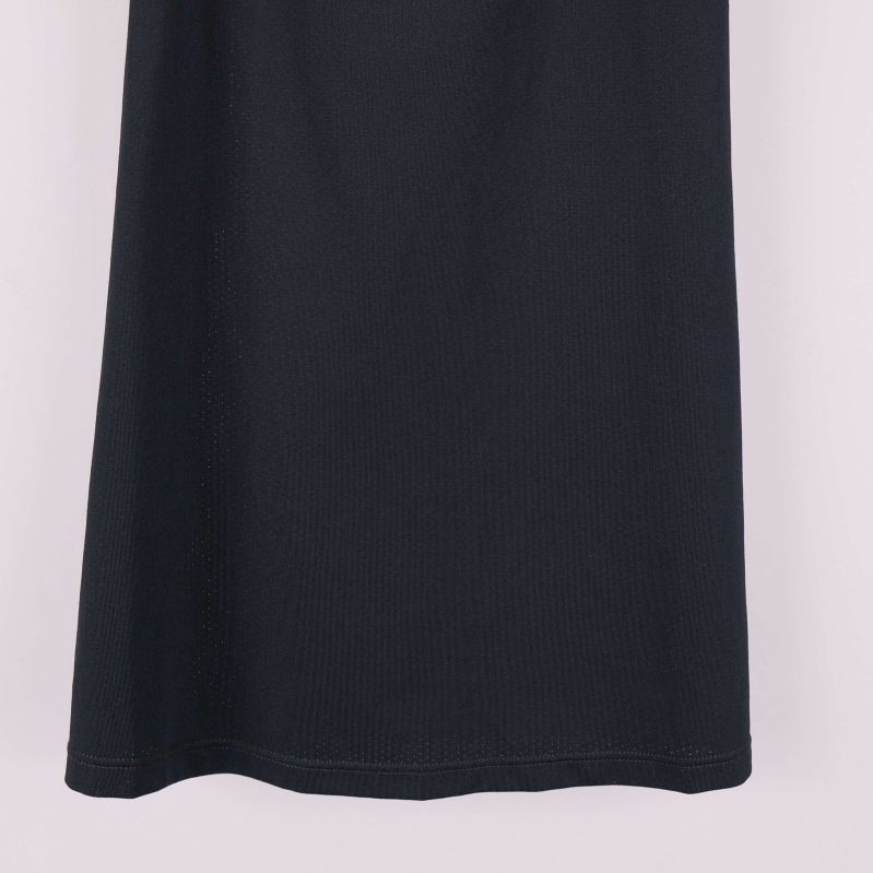 Närbild på nederkanten av svart linne från Nike