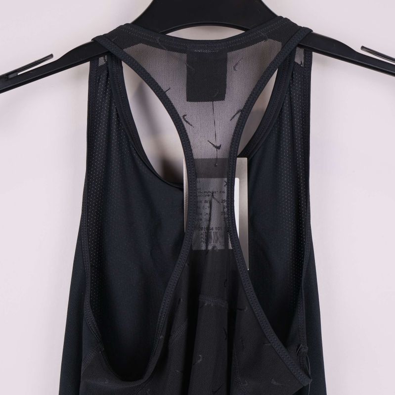 Baksida av Nike linne med meshstruktur och sidovy