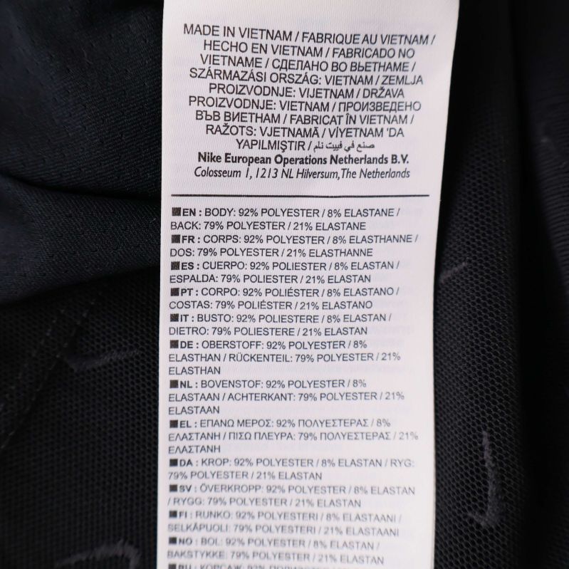 Materiallapp med materialinnehåll och skötselråd på flera språk