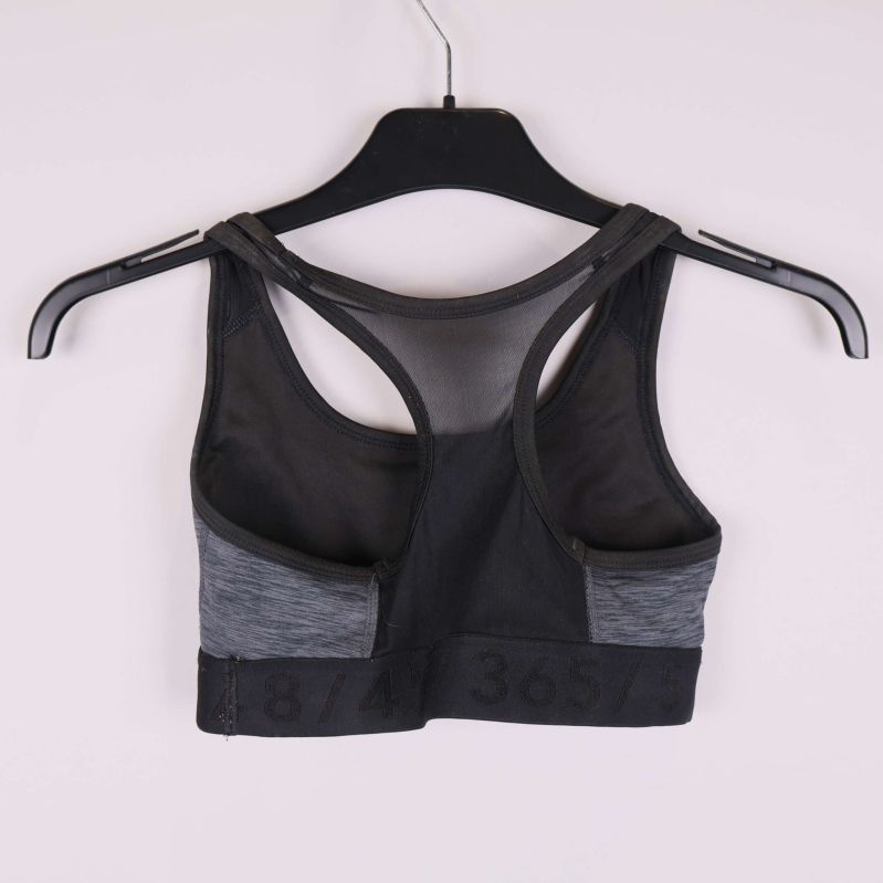 Baksida på sport-bh med svart meshpanel