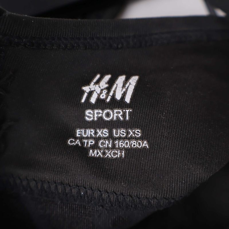 Närbild av H&M Sport etikett inuti sport-bh