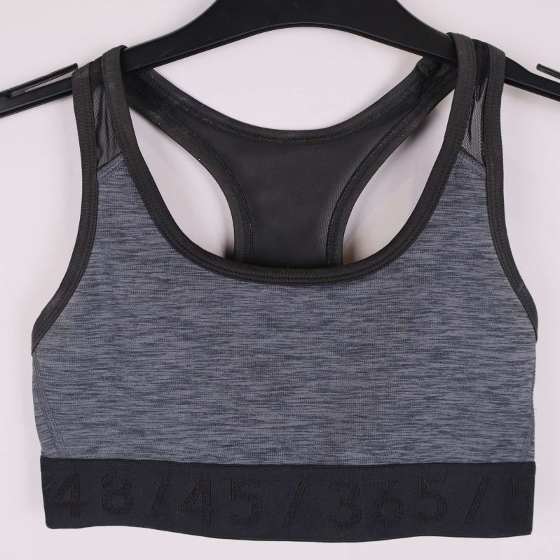 Framsida av sport-bh visar elastiskt band med siffror