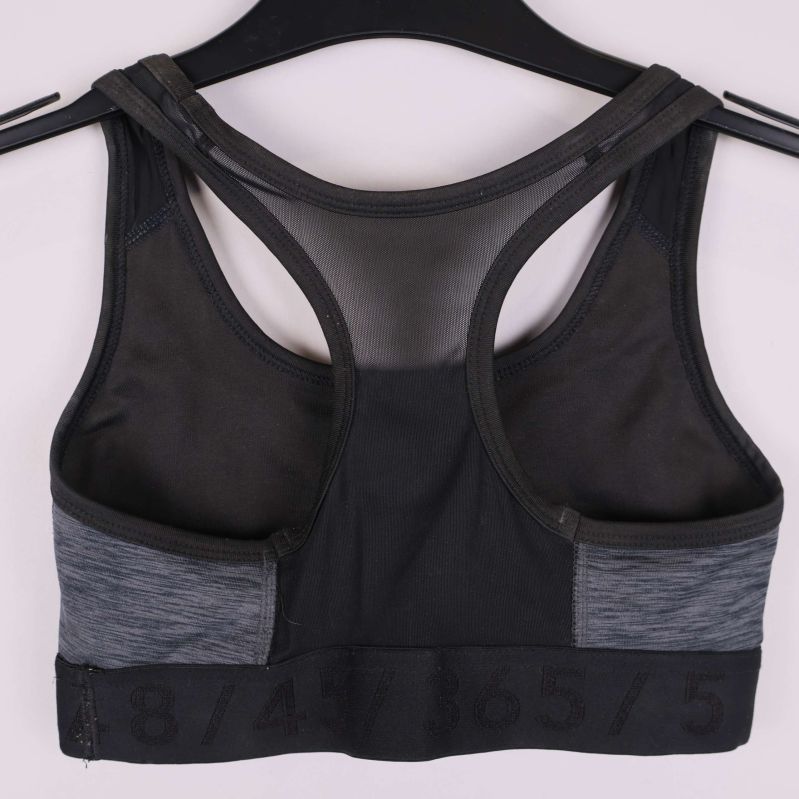 Baksida av sport-bh med kontrastmaterial