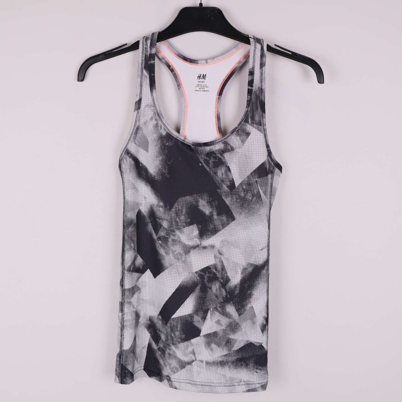 Träningslinne med svartvitt grafiskt mönster framifrån