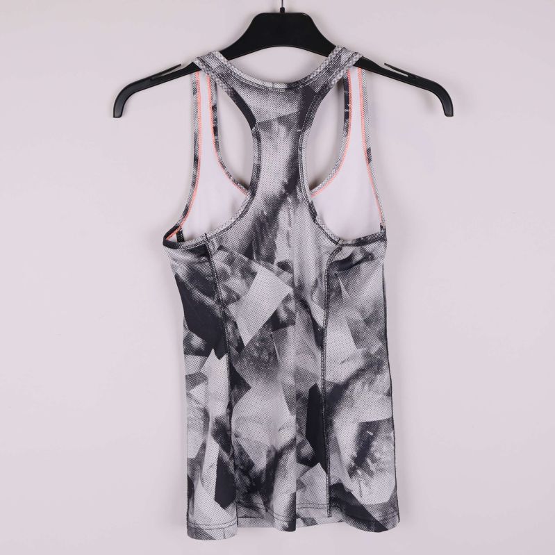 Träningslinnets baksida med svartvitt mönster och brottarrygg