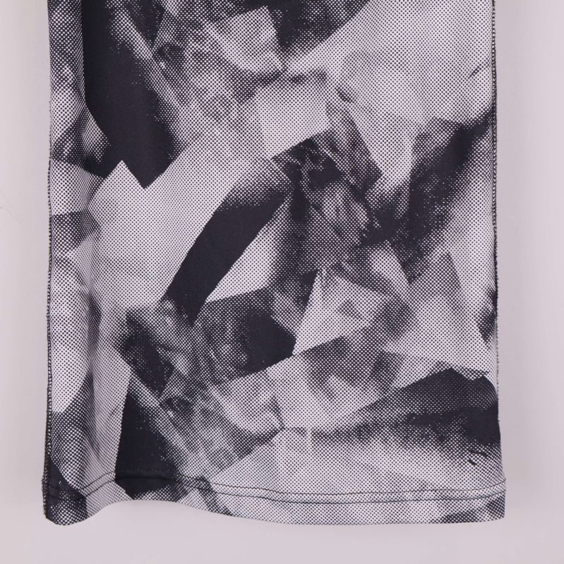 Närbild av tyg och mönster nertill på träningslinnet