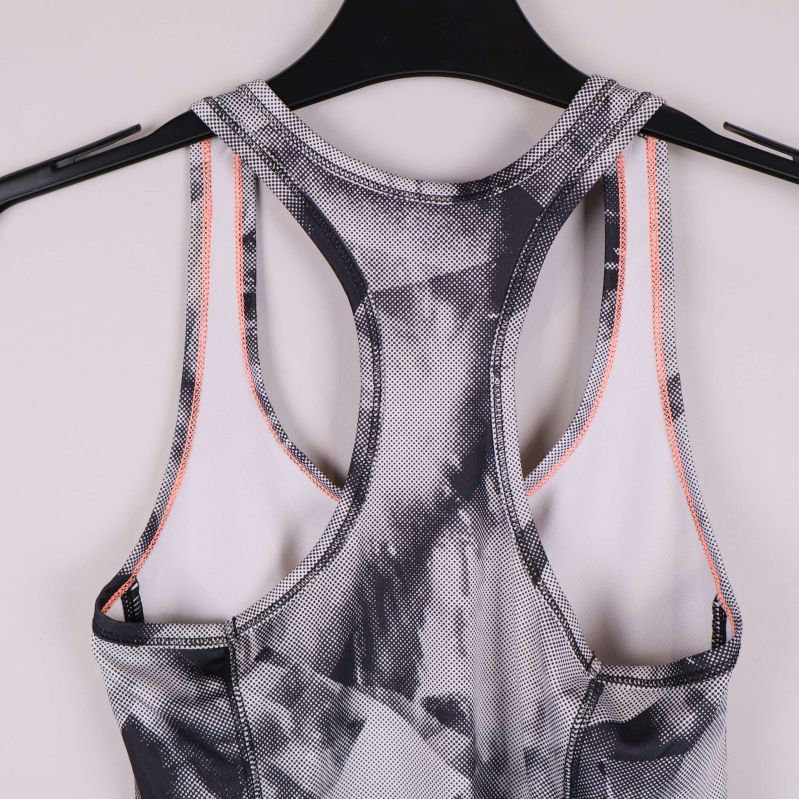 Närbild av brottarryggen och sömmarna baktill