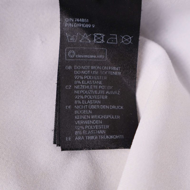 Materialetikett med information om polyester och elastan