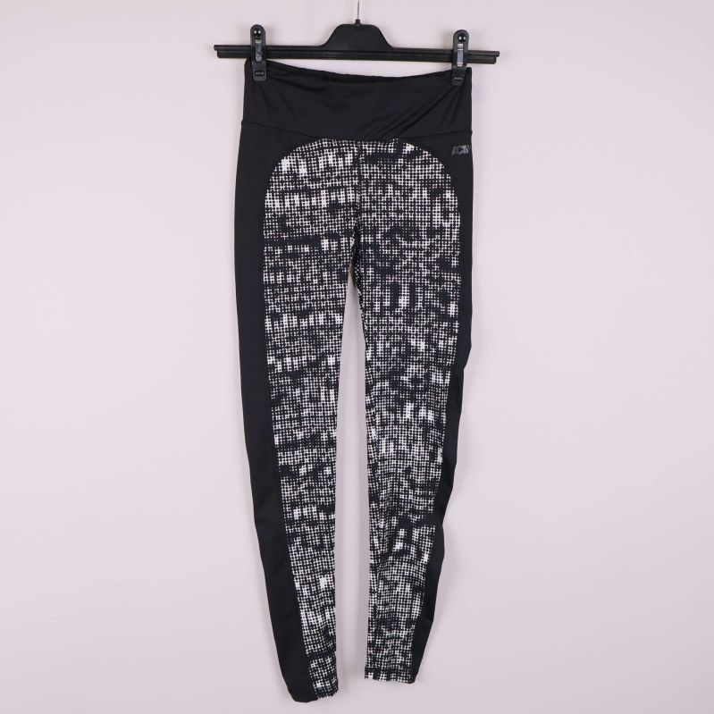 Svarta träningstights med grafiskt svartvitt mönster framtill