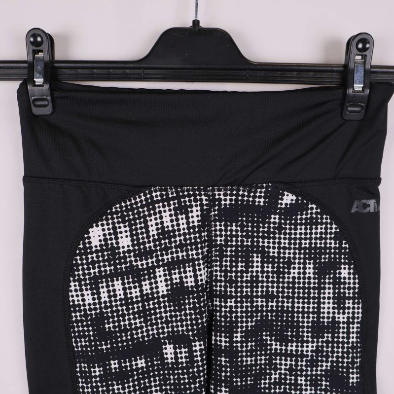 Närbild på midja och ACTIVE Sport-logga på tights