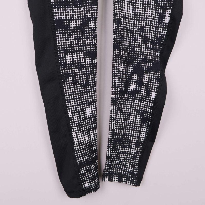 Benavslut med svartvitt mönster och svarta paneler